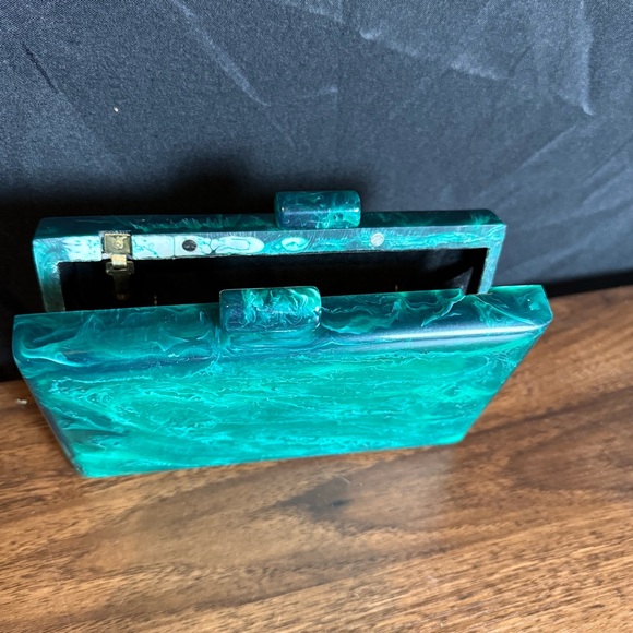 Ramla‎ Emerald — The Jewel of Modern Light, Handmade, acrylic, statement purse - Picture 5 of 9